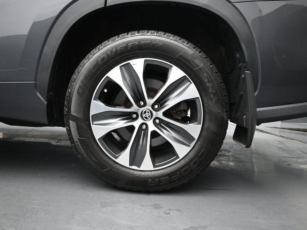 used 2022 Toyota Highlander car, priced at $35,071