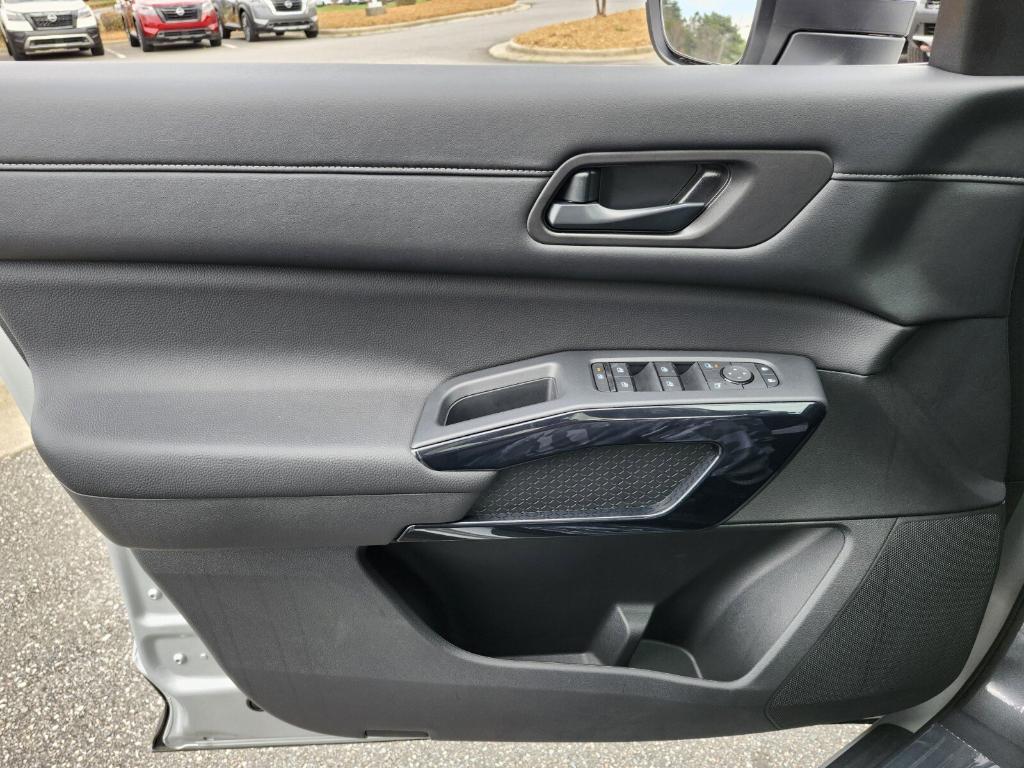 new 2025 Nissan Pathfinder car, priced at $39,160