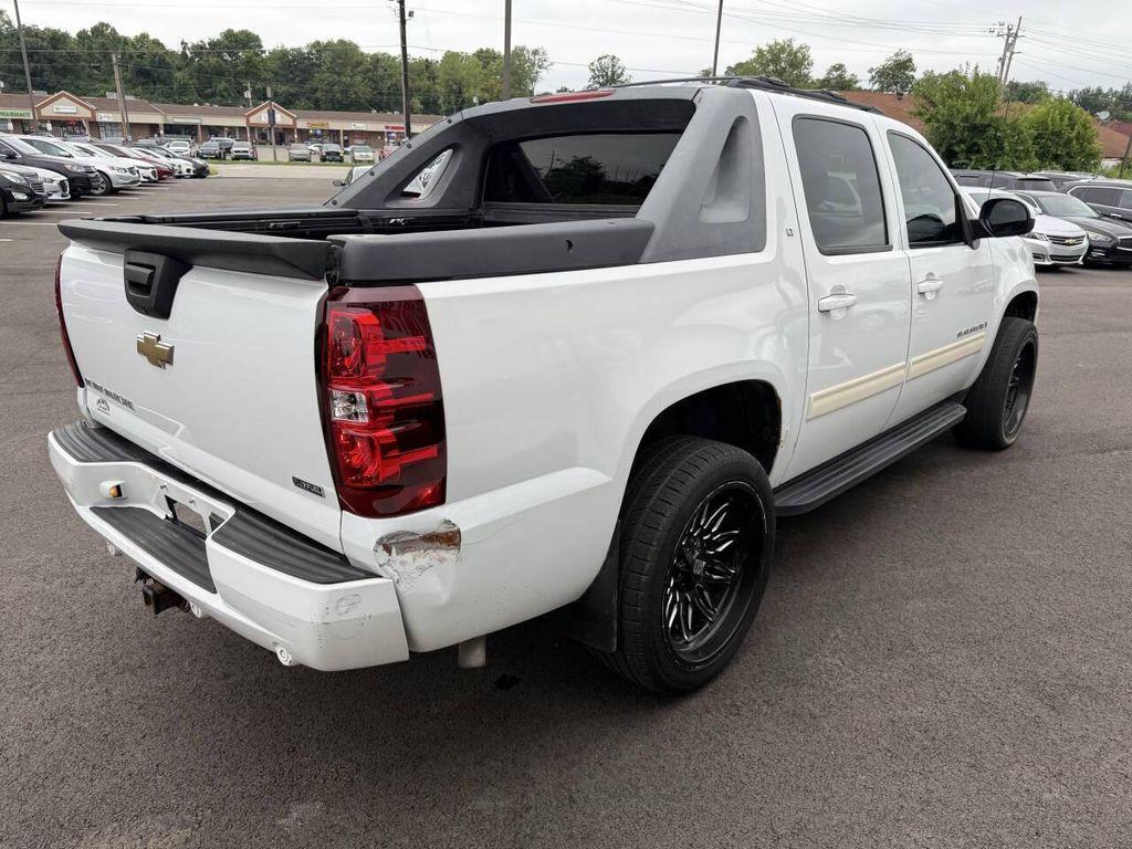 used 2009 Chevrolet Avalanche car, priced at $7,495