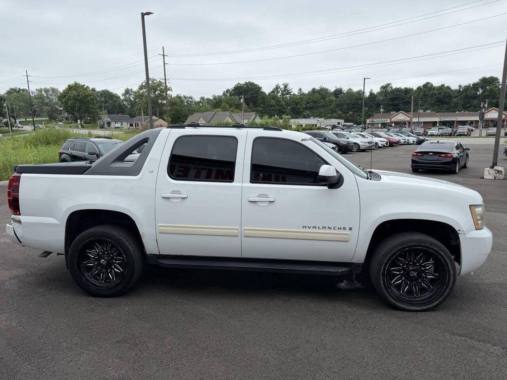 used 2009 Chevrolet Avalanche car, priced at $7,495