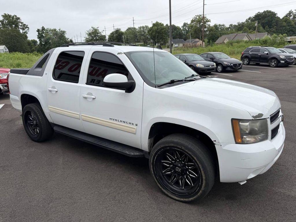 used 2009 Chevrolet Avalanche car, priced at $7,495