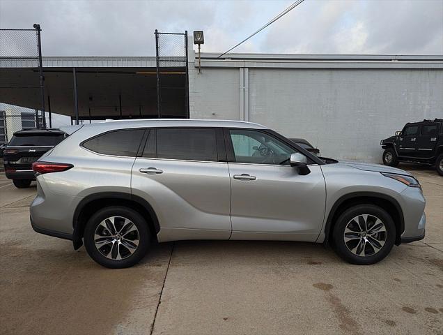 used 2021 Toyota Highlander car, priced at $34,998