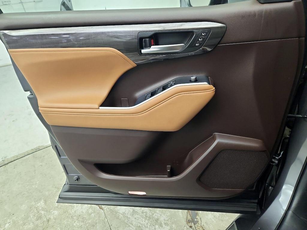 used 2021 Toyota Highlander car, priced at $42,998