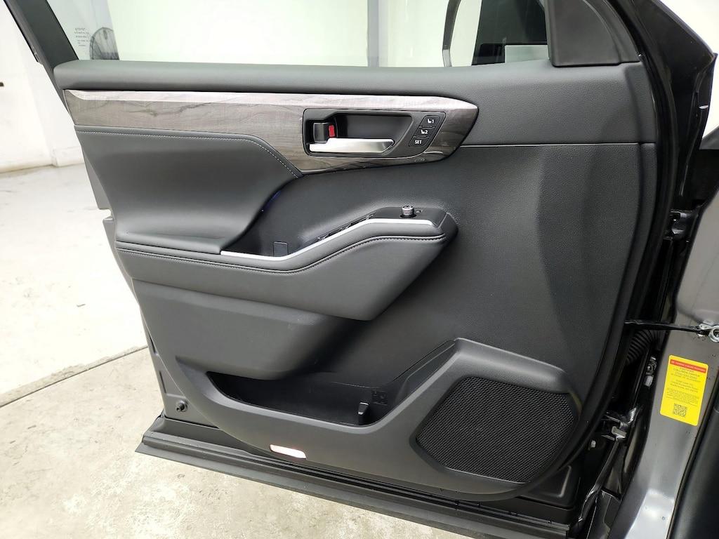 used 2024 Toyota Highlander car, priced at $49,998