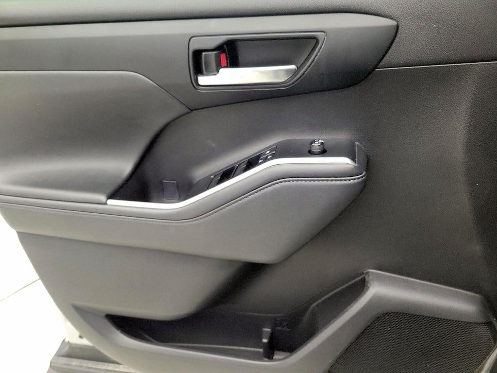 used 2022 Toyota Highlander car, priced at $32,998