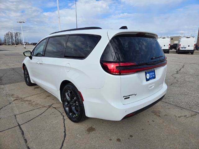 new 2024 Chrysler Pacifica car, priced at $43,460