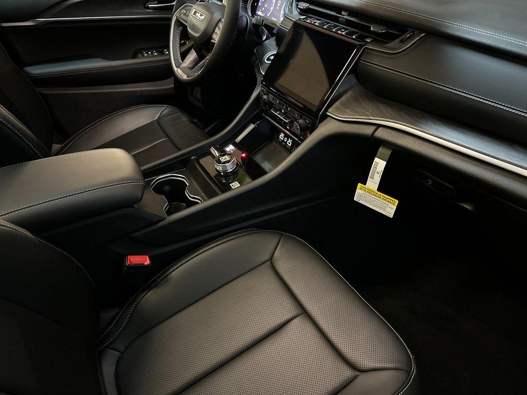 new 2025 Jeep Grand Cherokee car, priced at $50,615