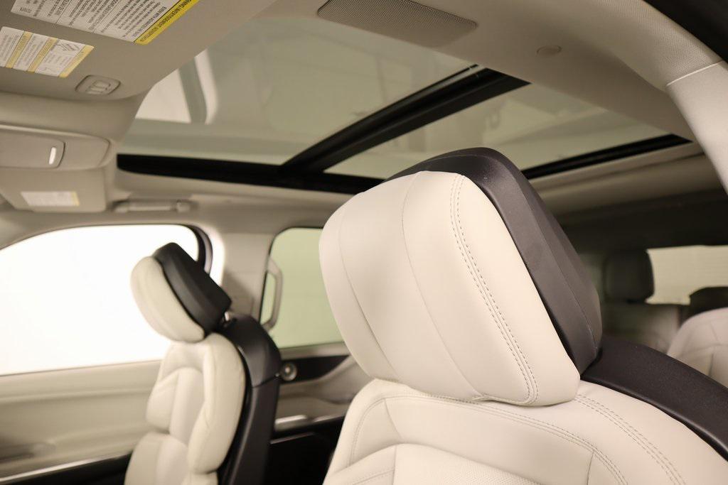 new 2025 Lincoln Navigator car, priced at $102,418