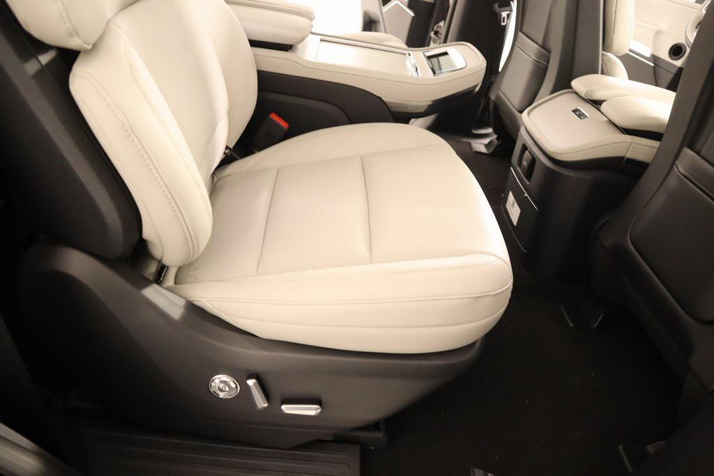 new 2025 Lincoln Navigator car, priced at $102,418