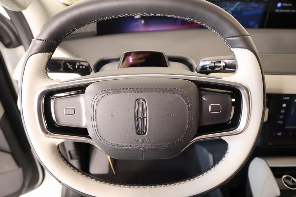 new 2025 Lincoln Navigator car, priced at $102,418