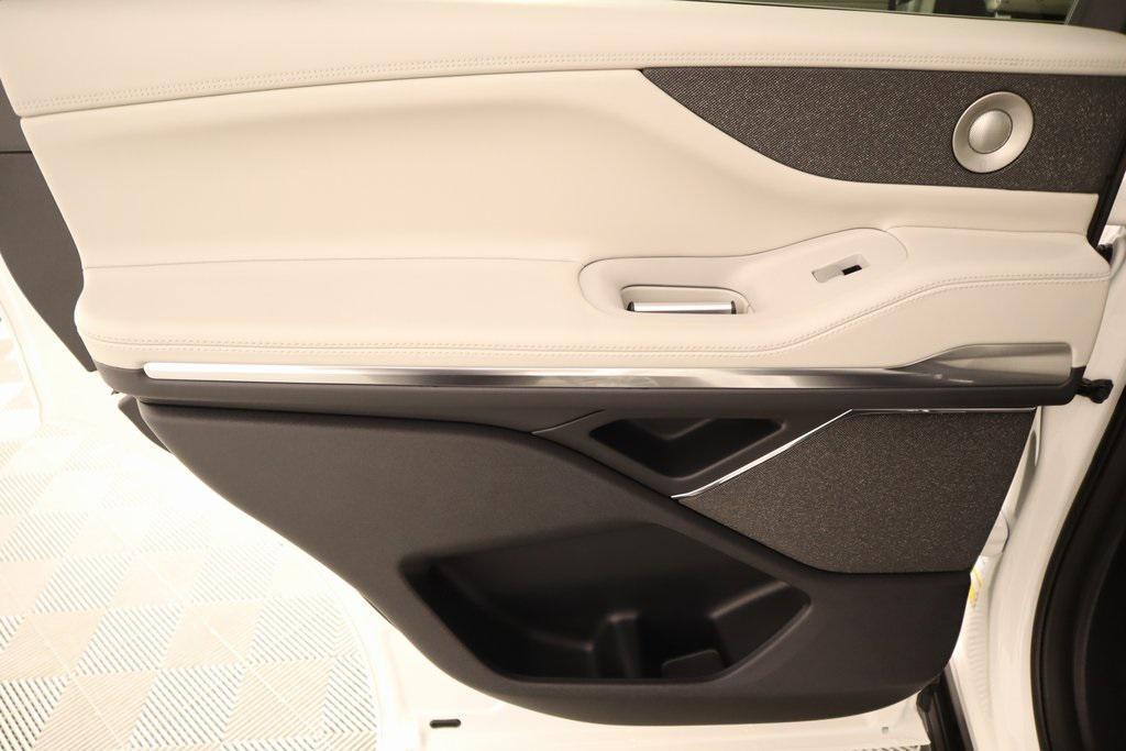 new 2025 Lincoln Navigator car, priced at $102,418