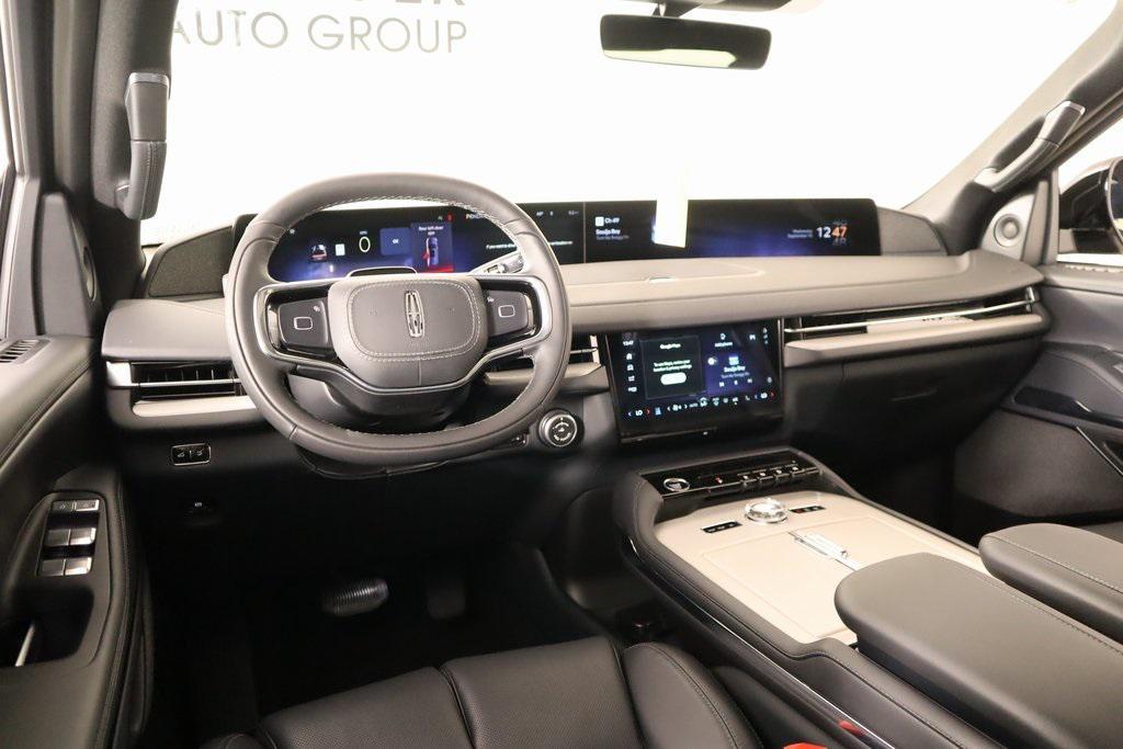 new 2025 Lincoln Navigator car, priced at $105,542