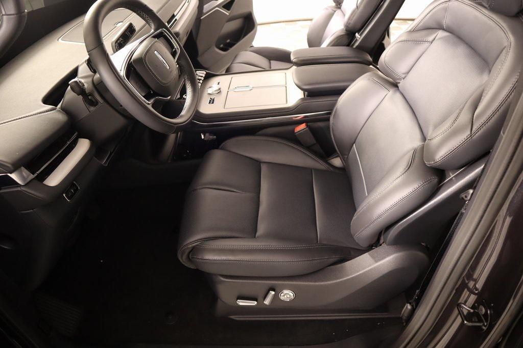 new 2025 Lincoln Navigator car, priced at $105,542