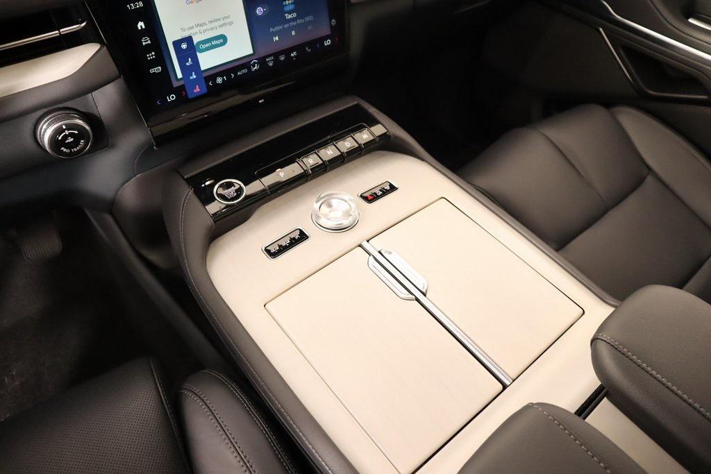 new 2025 Lincoln Navigator car, priced at $105,053