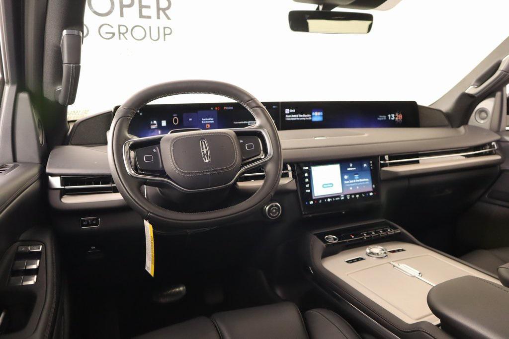 new 2025 Lincoln Navigator car, priced at $105,053