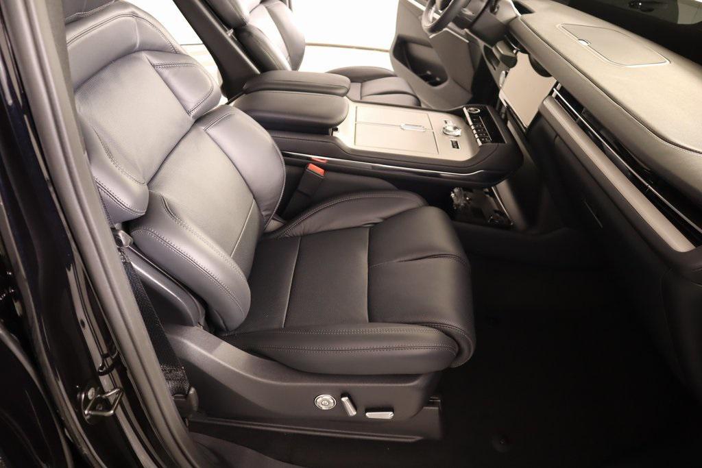new 2025 Lincoln Navigator car, priced at $101,698