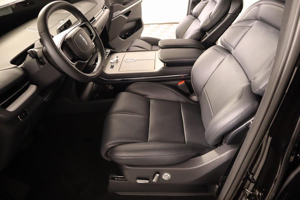 new 2025 Lincoln Navigator car, priced at $101,698