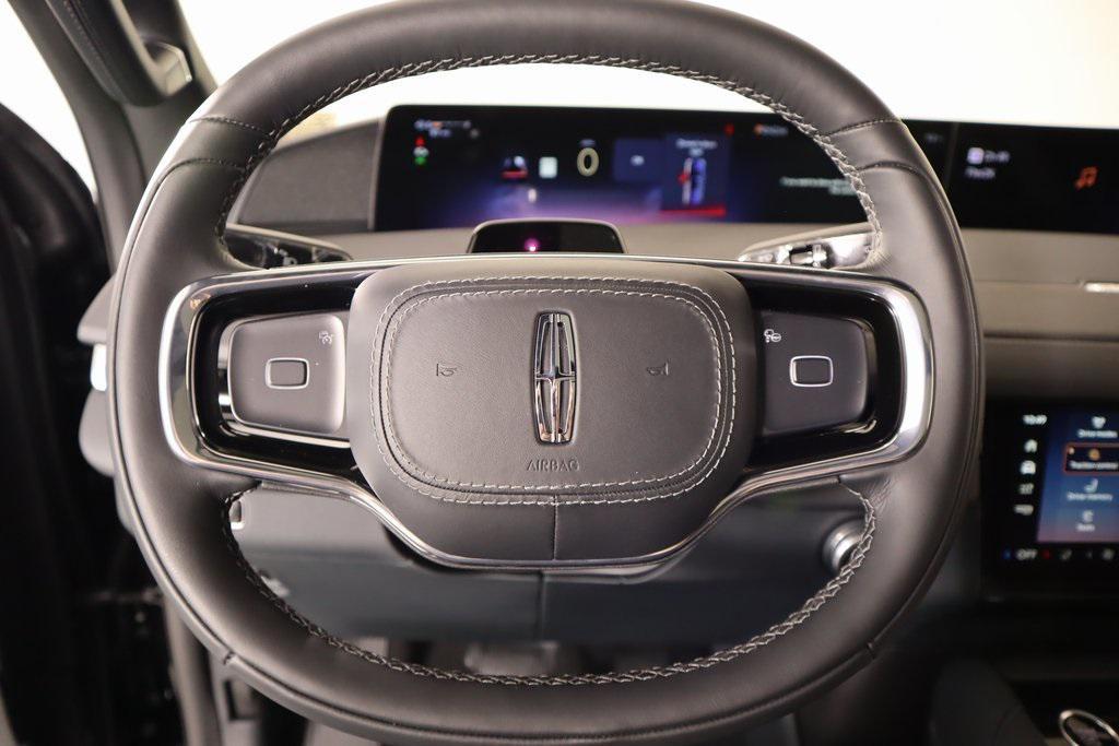 new 2025 Lincoln Navigator car, priced at $101,698