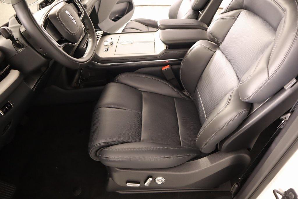 new 2025 Lincoln Navigator car, priced at $105,778