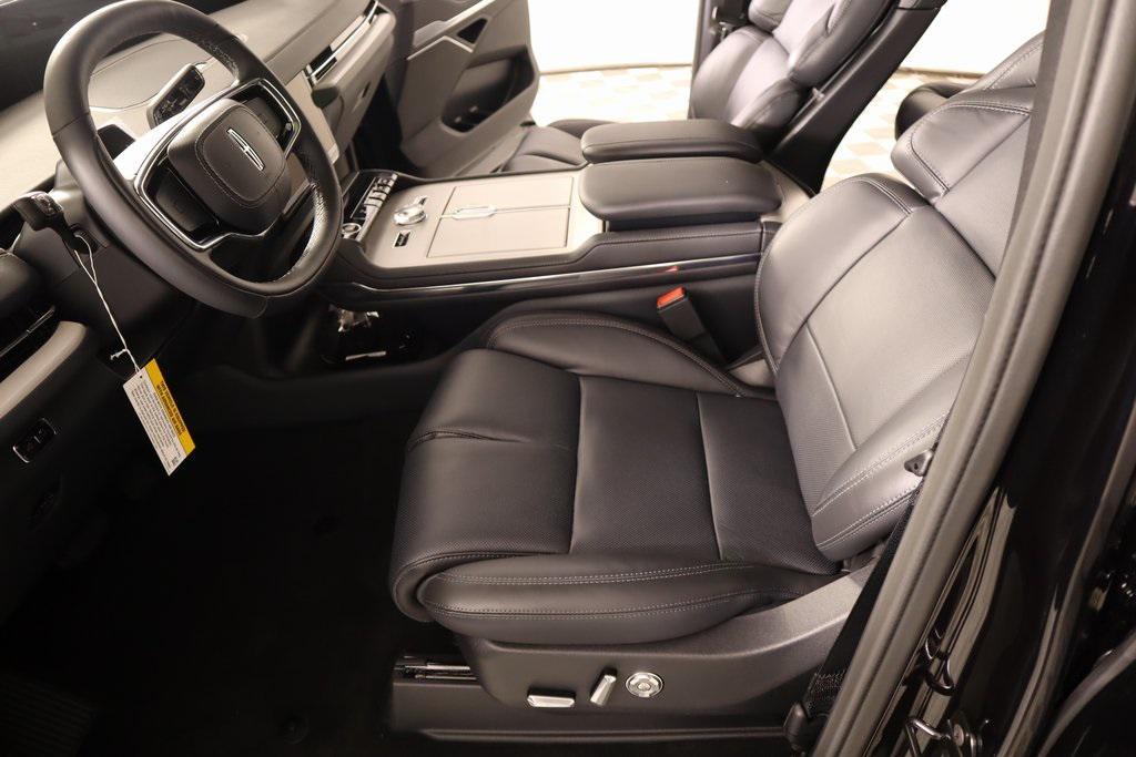 new 2025 Lincoln Navigator car, priced at $104,822