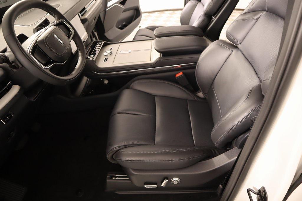 new 2025 Lincoln Navigator car, priced at $105,542
