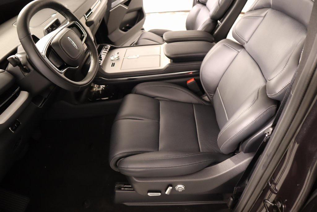 new 2025 Lincoln Navigator car, priced at $102,418