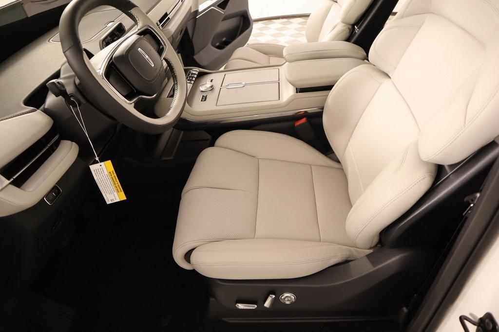 new 2025 Lincoln Navigator car, priced at $102,182