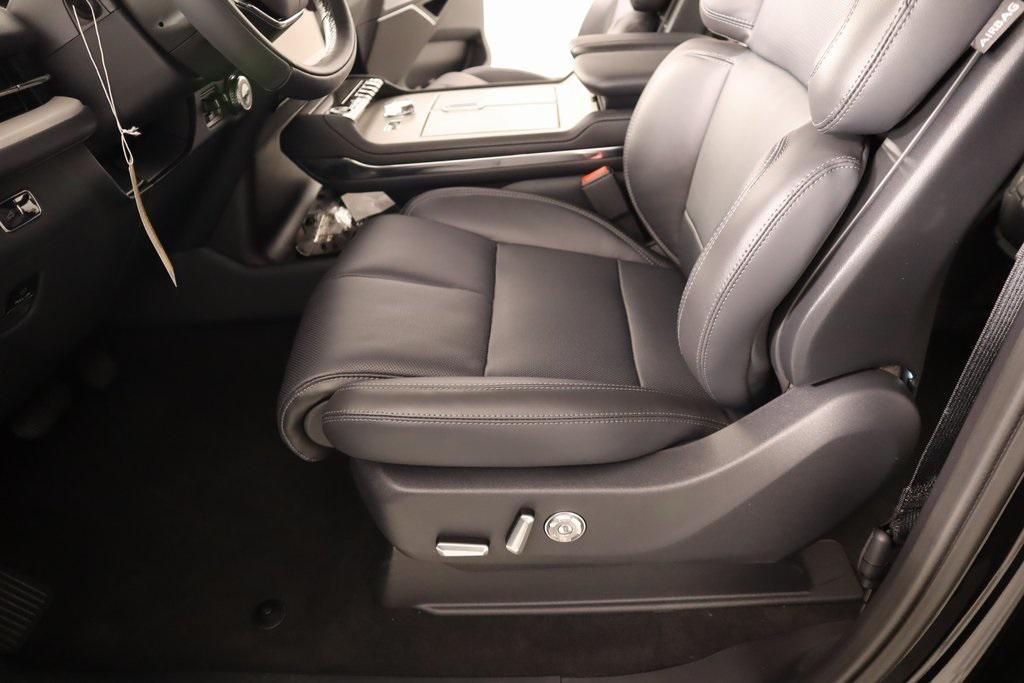 new 2025 Lincoln Navigator car, priced at $105,058