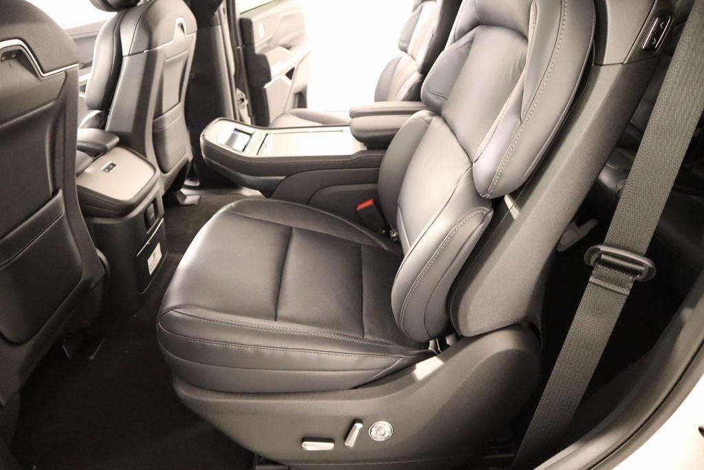 new 2025 Lincoln Navigator car, priced at $105,778