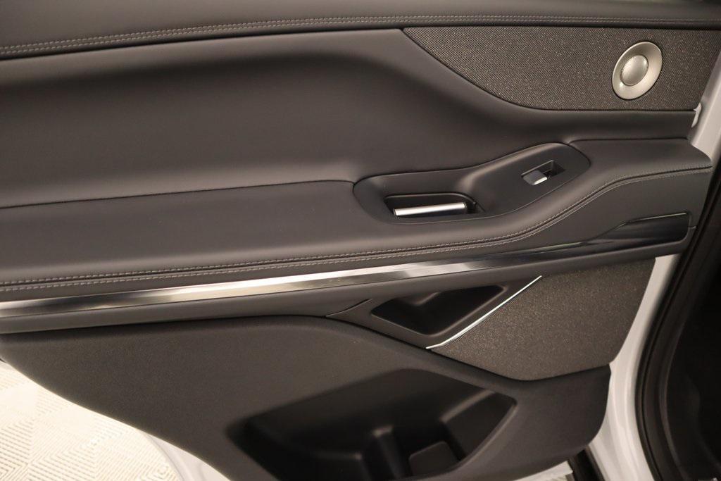 new 2025 Lincoln Navigator car, priced at $105,542