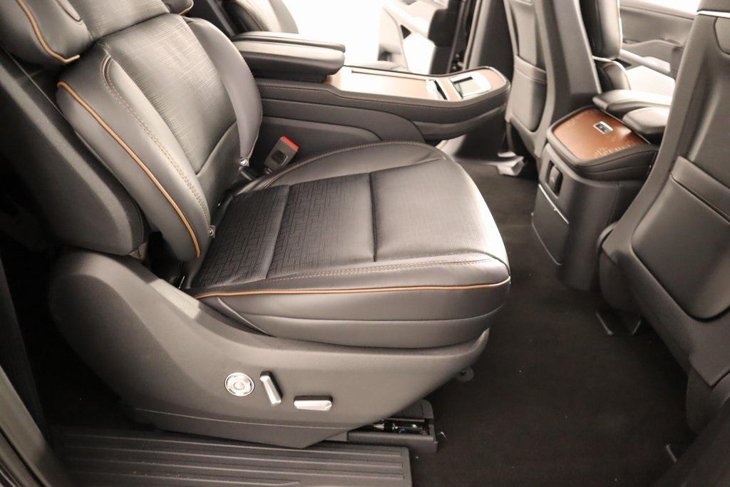 new 2025 Lincoln Navigator car, priced at $123,185
