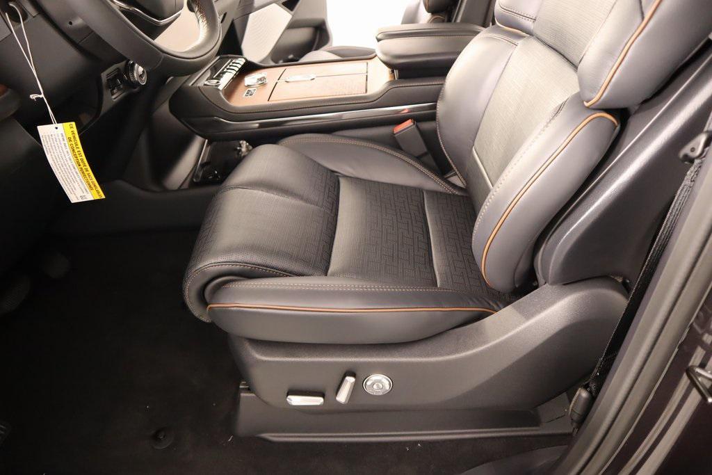 new 2025 Lincoln Navigator car, priced at $123,185