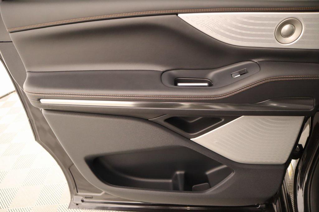 new 2025 Lincoln Navigator car, priced at $123,185