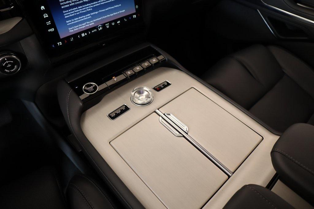 new 2025 Lincoln Navigator car, priced at $105,542
