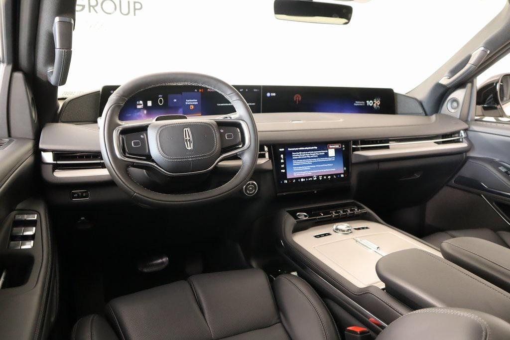 new 2025 Lincoln Navigator car, priced at $105,542