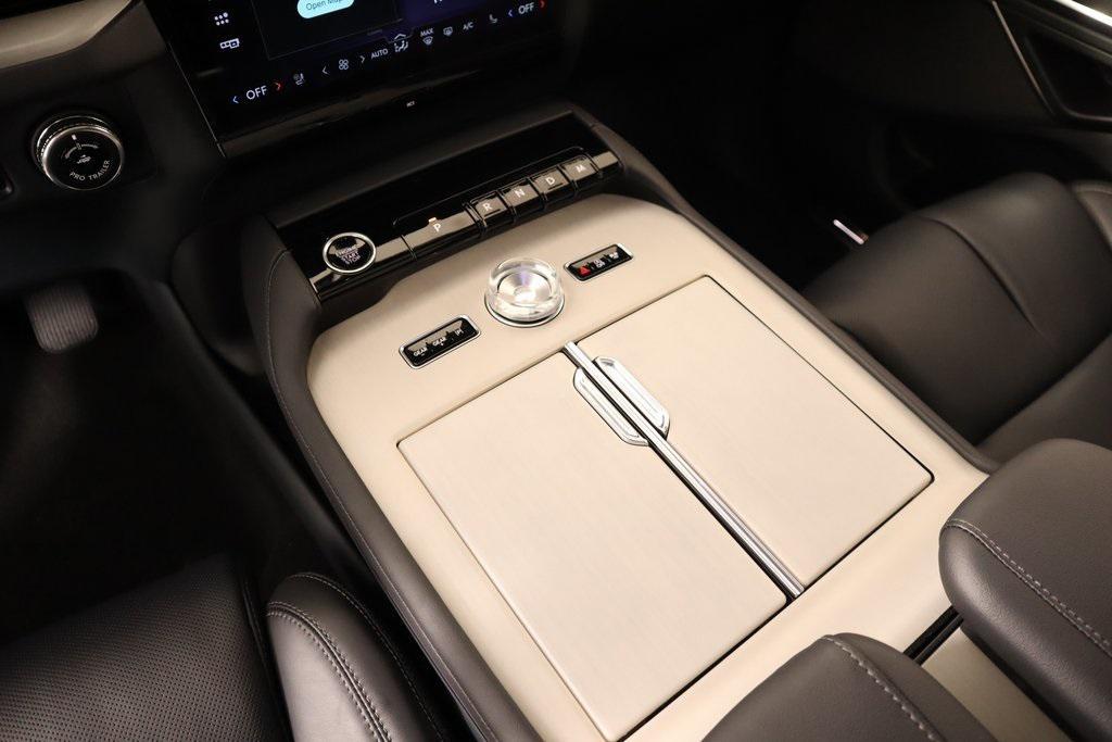 new 2025 Lincoln Navigator car, priced at $105,778