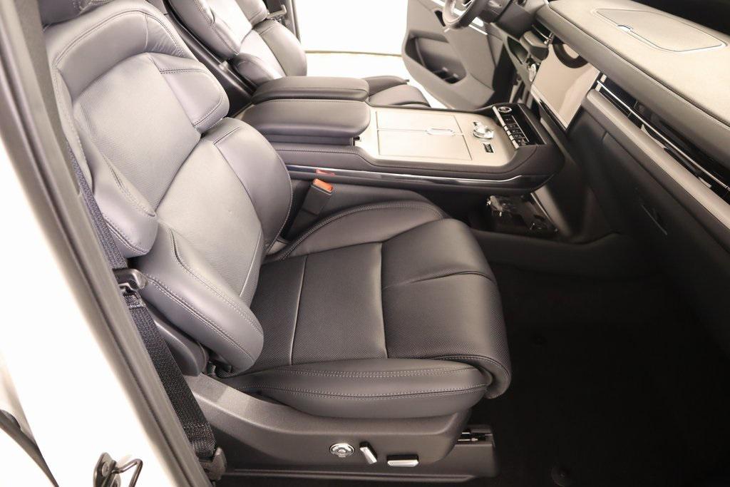 new 2025 Lincoln Navigator car, priced at $105,778