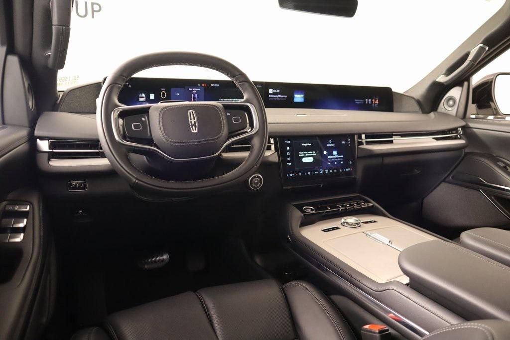 new 2025 Lincoln Navigator car, priced at $105,778