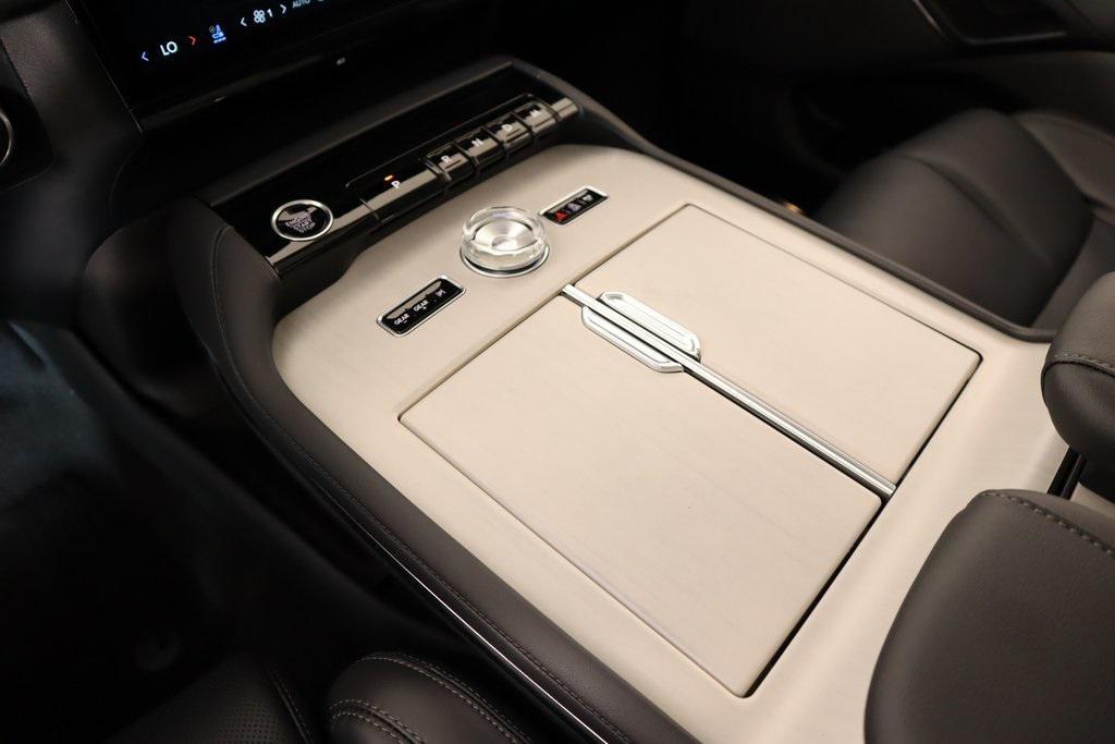 new 2025 Lincoln Navigator car, priced at $102,182
