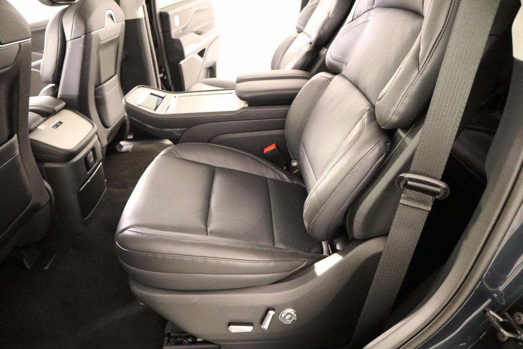new 2025 Lincoln Navigator car, priced at $102,182