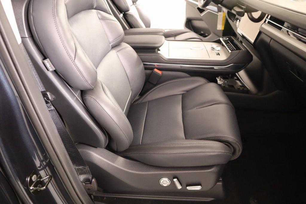 new 2025 Lincoln Navigator car, priced at $102,182