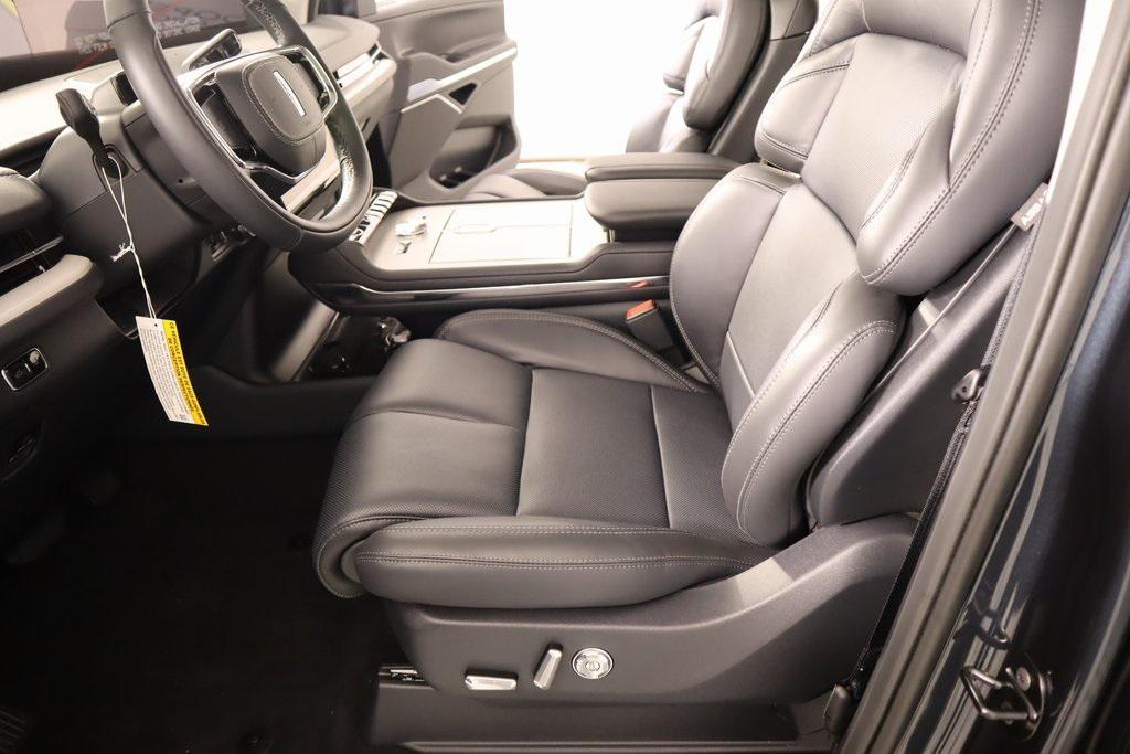 new 2025 Lincoln Navigator car, priced at $102,182