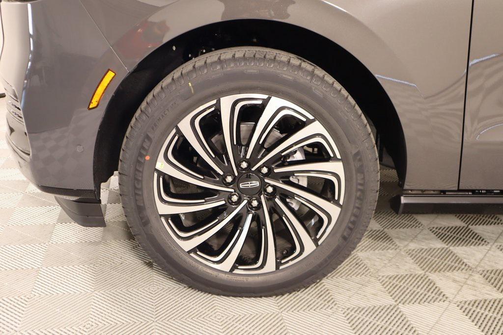 new 2025 Lincoln Navigator car, priced at $121,590