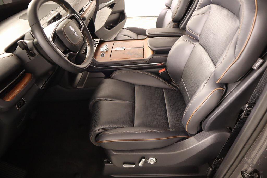 new 2025 Lincoln Navigator car, priced at $121,590