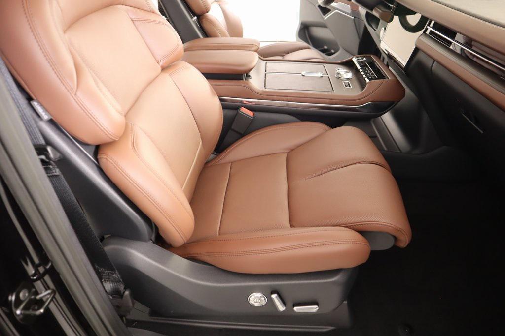 new 2025 Lincoln Navigator car, priced at $95,266