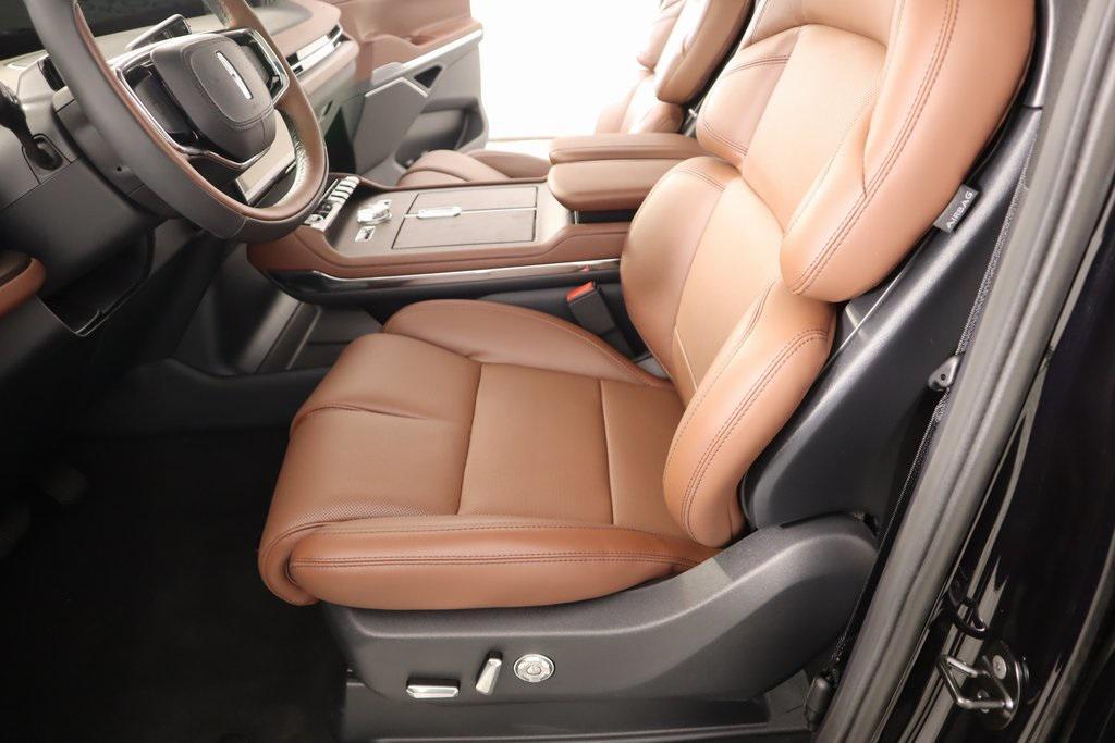 new 2025 Lincoln Navigator car, priced at $95,266