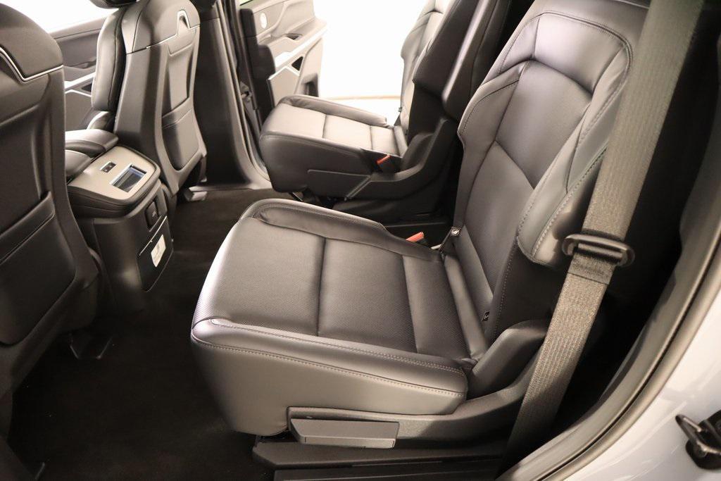 new 2025 Lincoln Navigator car, priced at $102,182