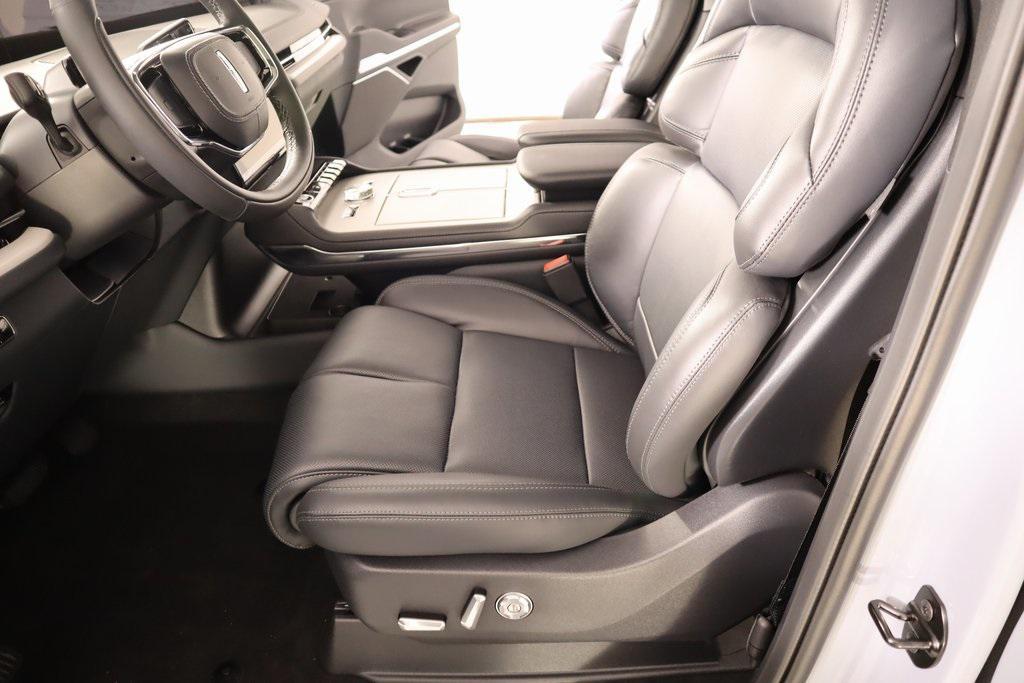 new 2025 Lincoln Navigator car, priced at $102,182