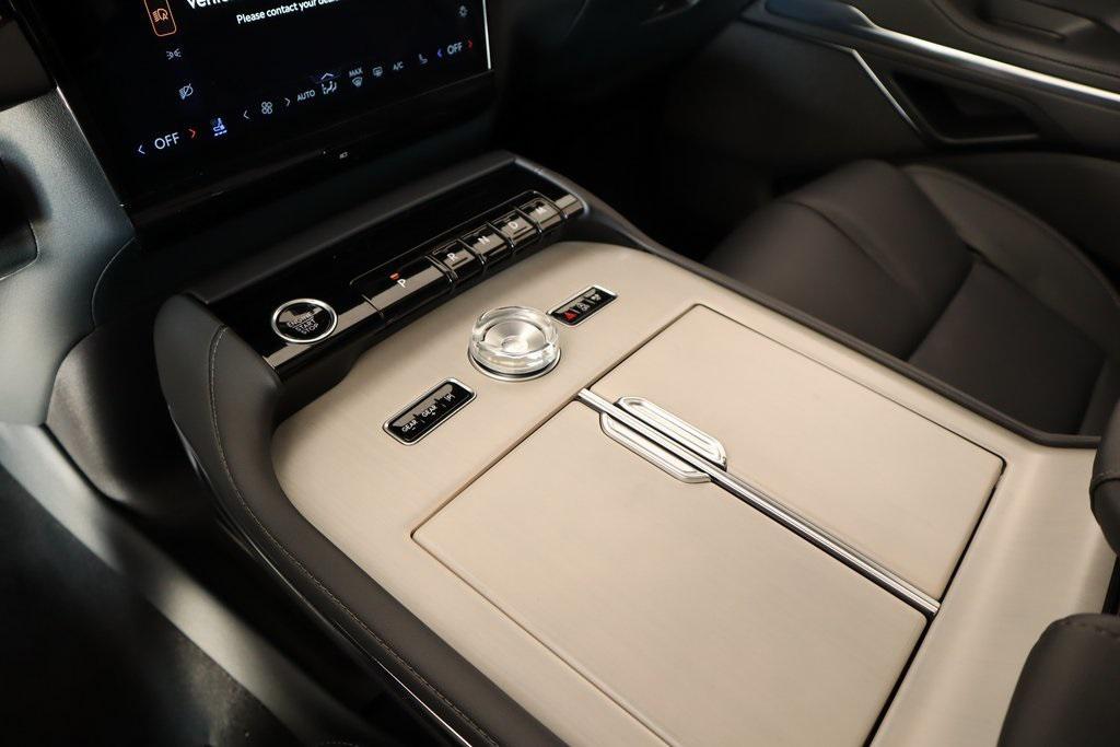 new 2025 Lincoln Navigator car, priced at $102,182
