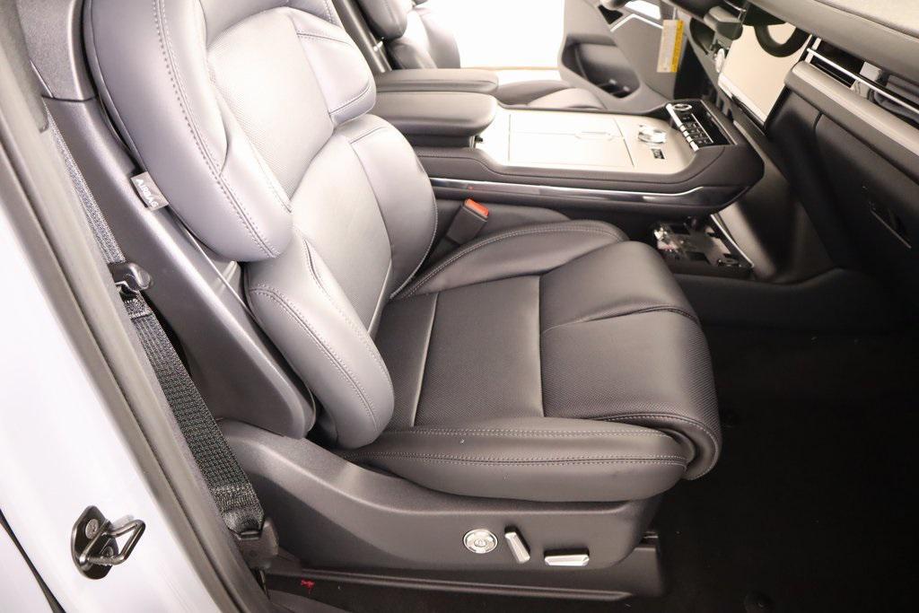 new 2025 Lincoln Navigator car, priced at $105,778